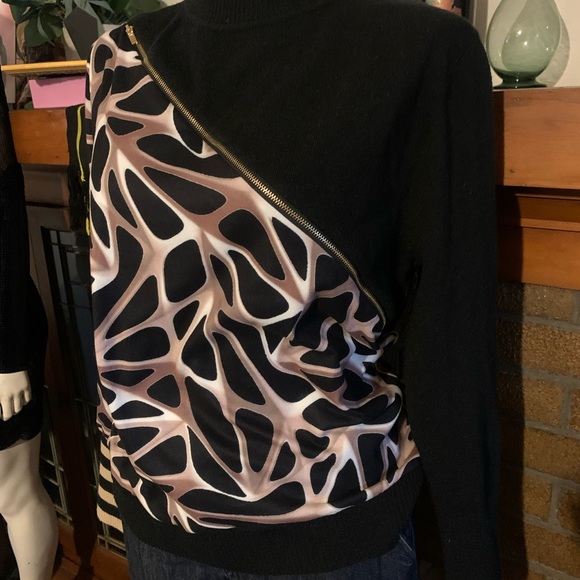 Sweater with Zipper - Picture 2 of 4